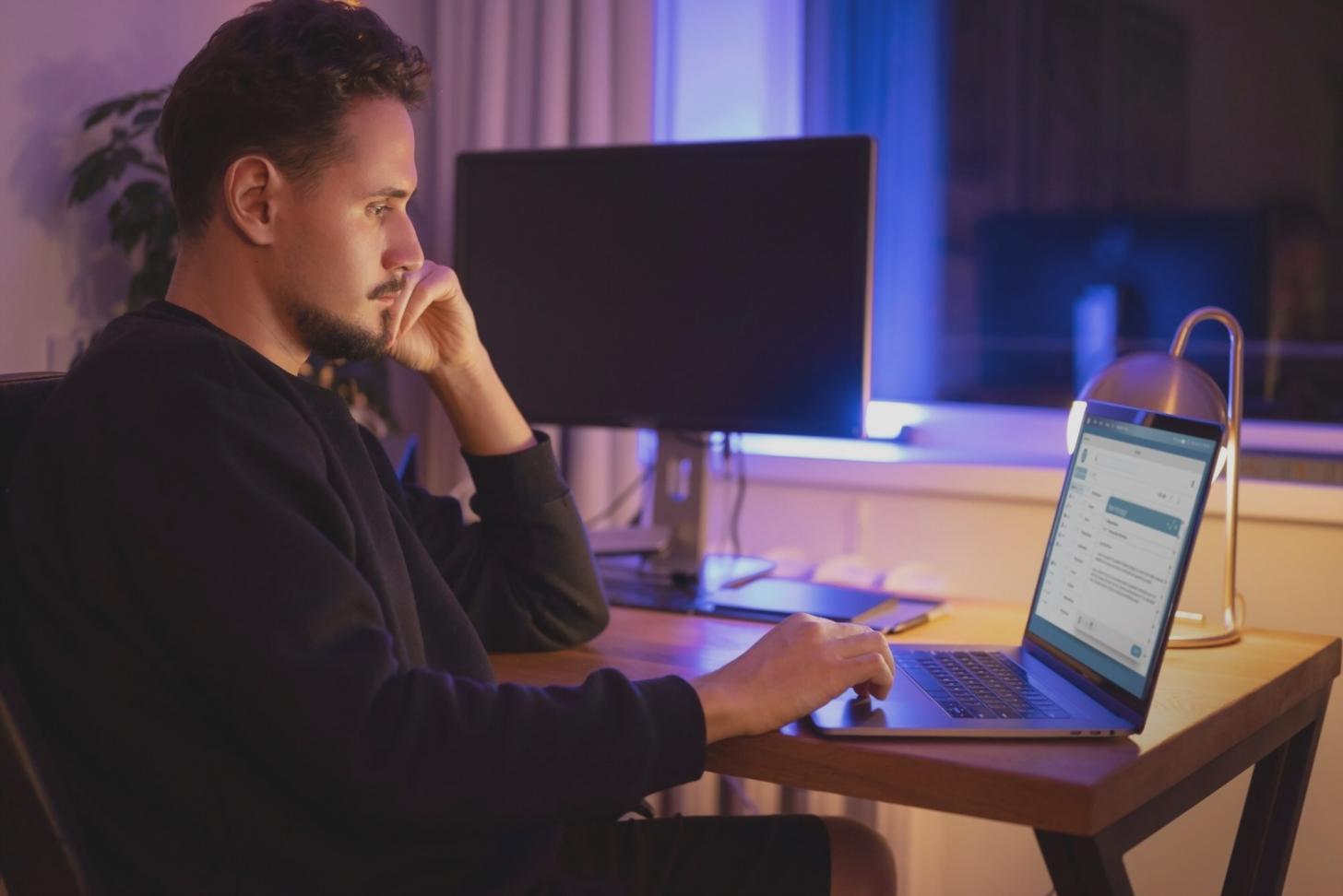 Workshopomgeving met deelnemers die werken aan blockchain-datasets