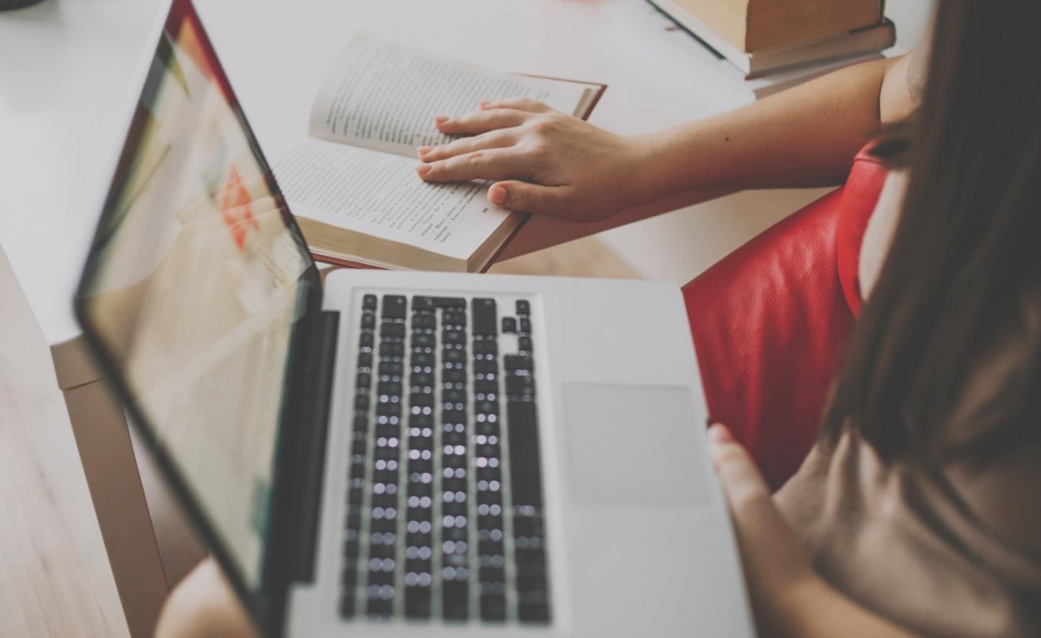 Overzicht van het leerplatform met analytische tools en oefenomgeving